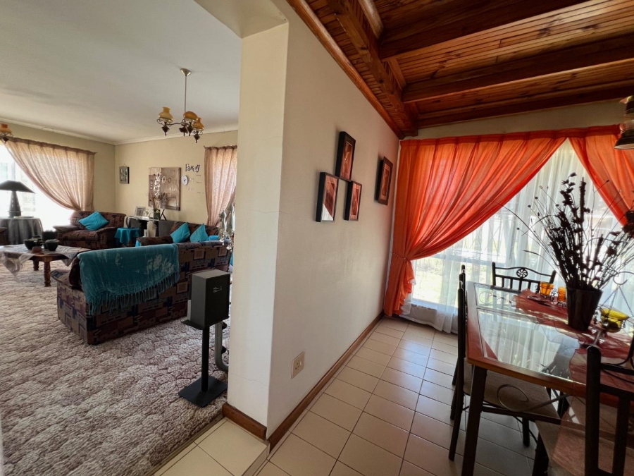 To Let 4 Bedroom Property for Rent in Rowallan Park Eastern Cape